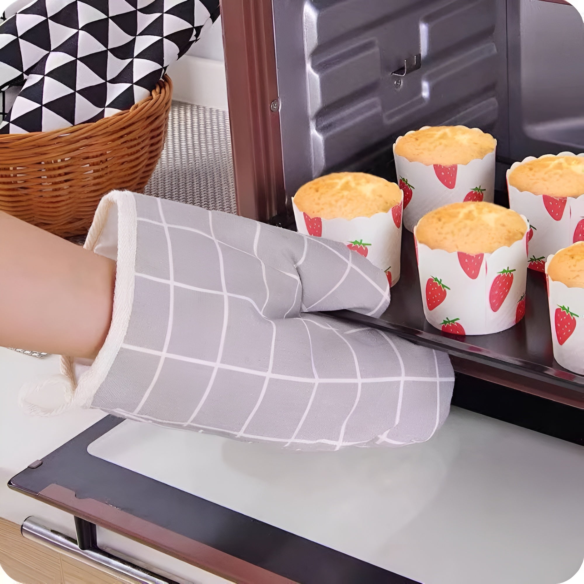 Heatproof Grid Pattern Kitchen Mitts — product close-up
