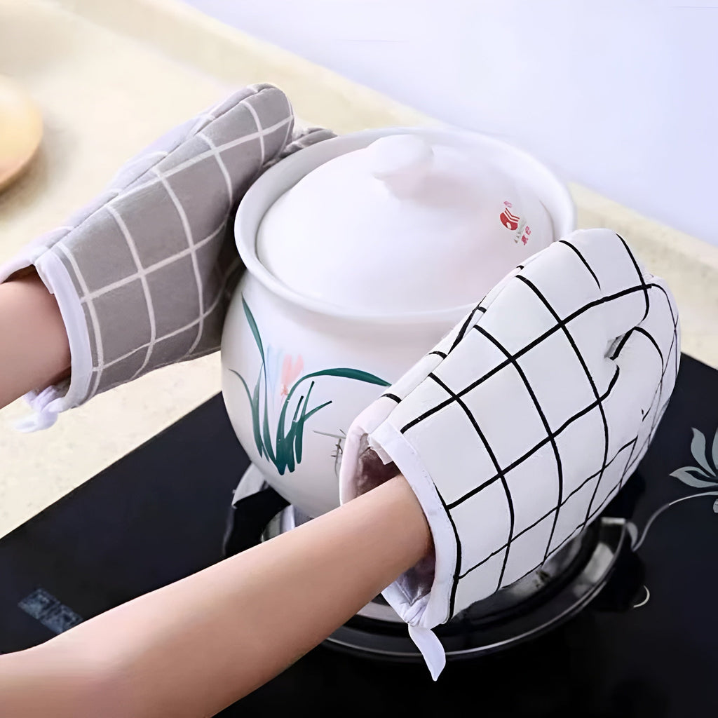 Heatproof Grid Pattern Kitchen Mitts — lifestyle shot