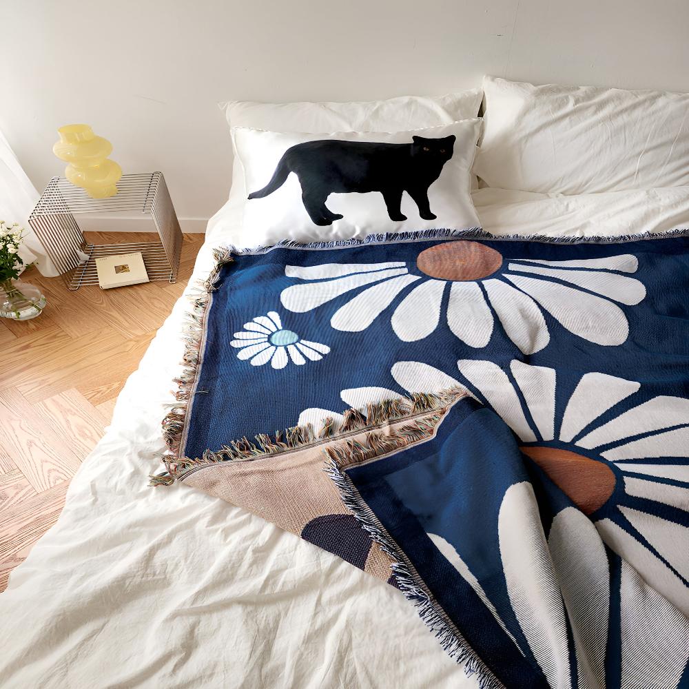 Cosy Daisy Woven Throw — product close-up