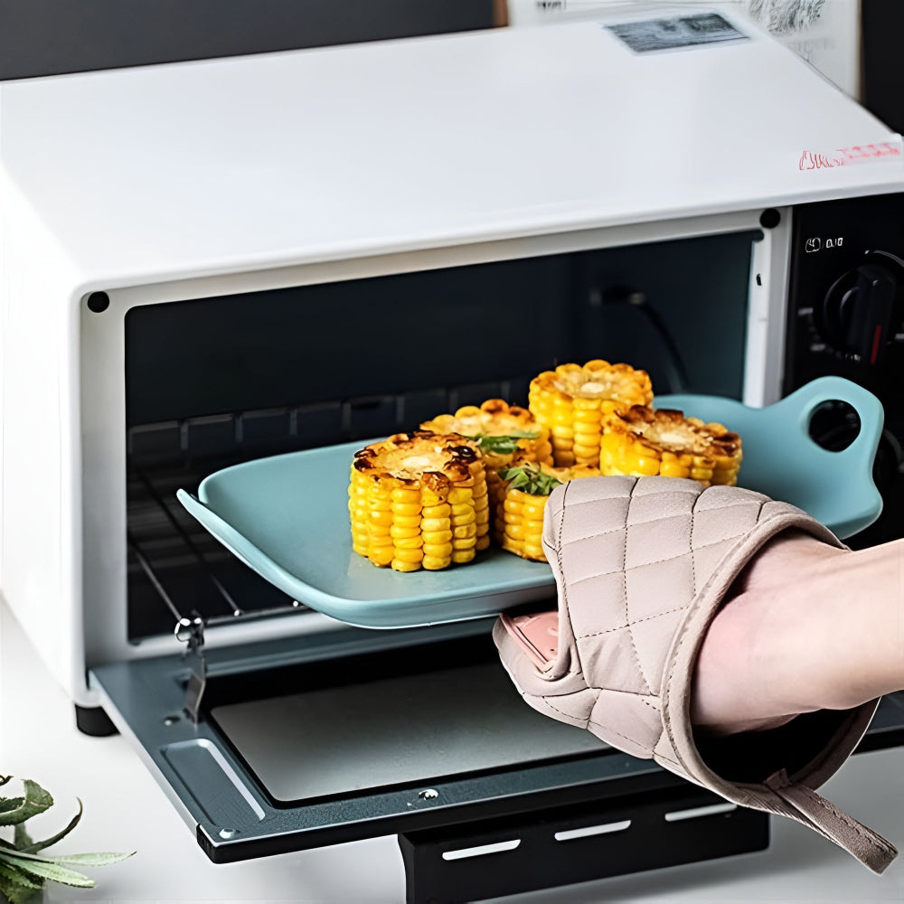 Silicone Quilted Heatproof Kitchen Mitts — lifestyle shot