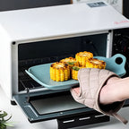 Silicone Quilted Heatproof Kitchen Mitts — lifestyle shot
