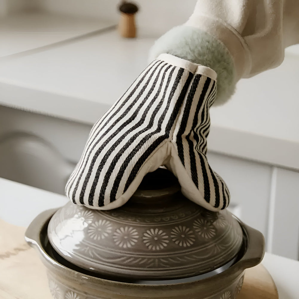 Striped Heat-Resistant Kitchen Mitts — main product photo