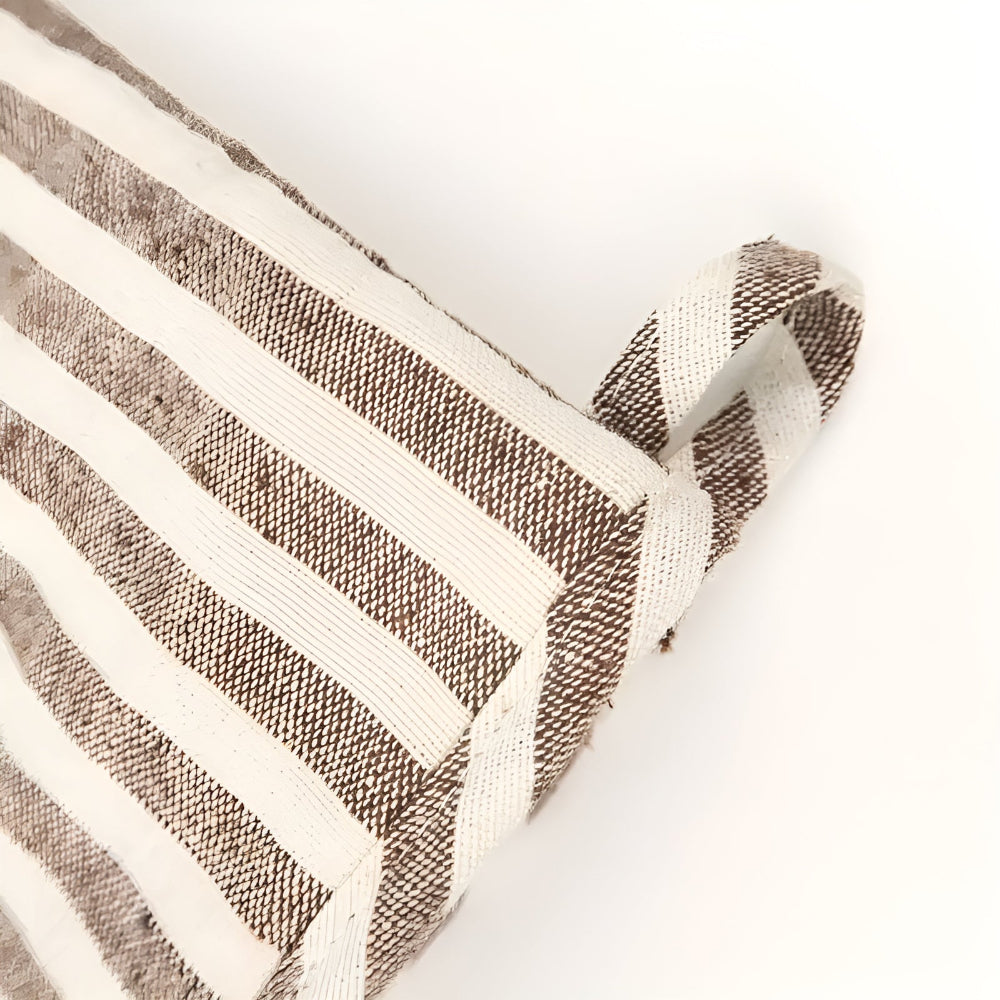 Premium Striped Heat-Resistant Oven Mitt — product in use