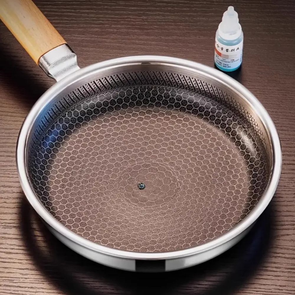 Nature Grip Stainless Steel Pan — product in use
