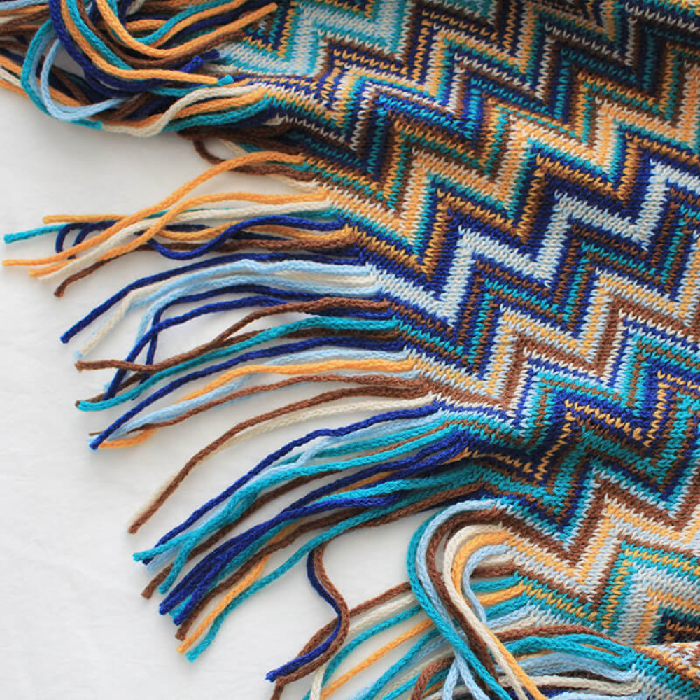 Multicolour Zigzag Tasseled Knit Throw — product feature detail