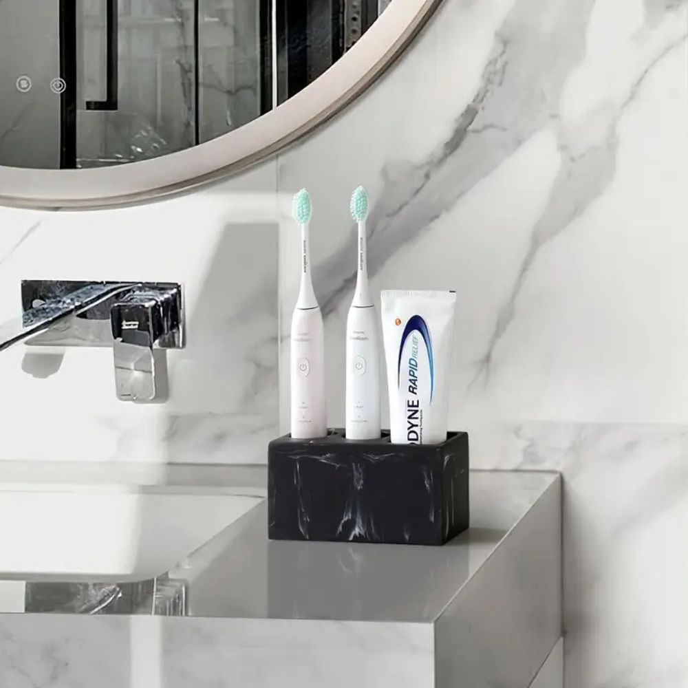 Couple Resina Toothbrush Holder — product in use